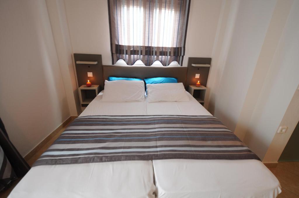 Łóżko lub łóżka w pokoju w obiekcie Hotel Asterias