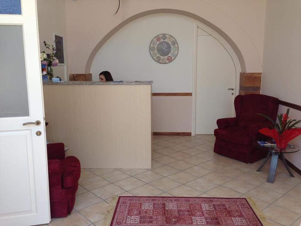 een woonkamer met 2 rode stoelen en een aanrecht bij Aegean Sea Rooms in Chios