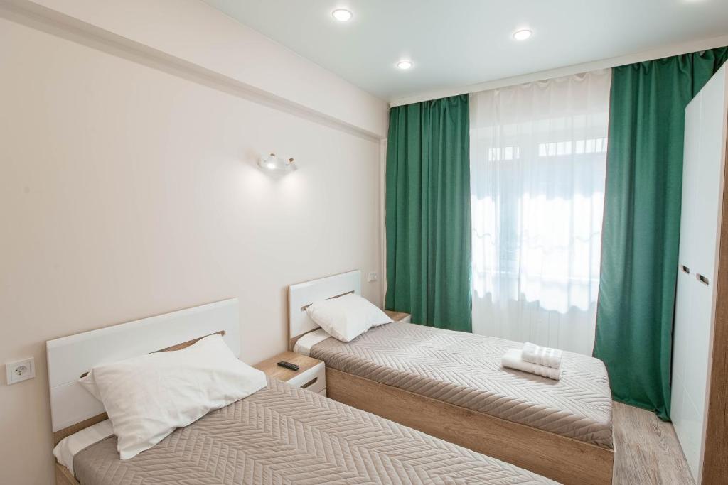 Voodi või voodid majutusasutuse Апартаменты Изумруд возле Аэропорта на 2 гостя toas