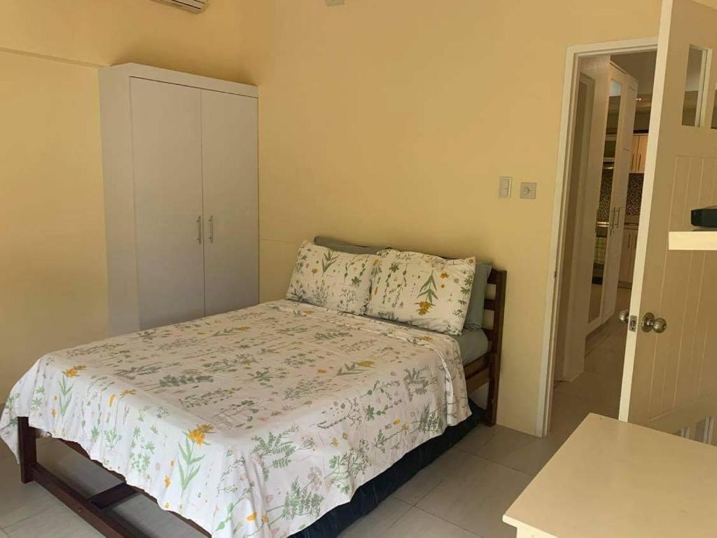 Postel nebo postele na pokoji v ubytování Creys Condo 2 at Pico de Loro Cove