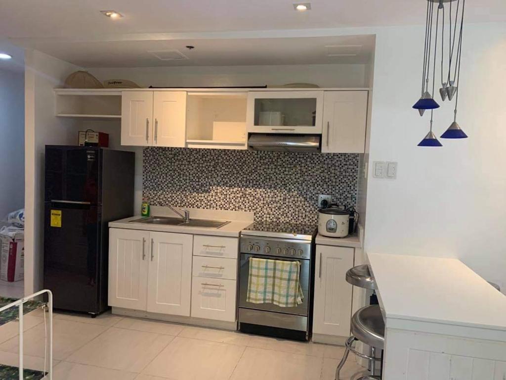 Kuchyň nebo kuchyňský kout v ubytování Creys Condo 2 at Pico de Loro Cove