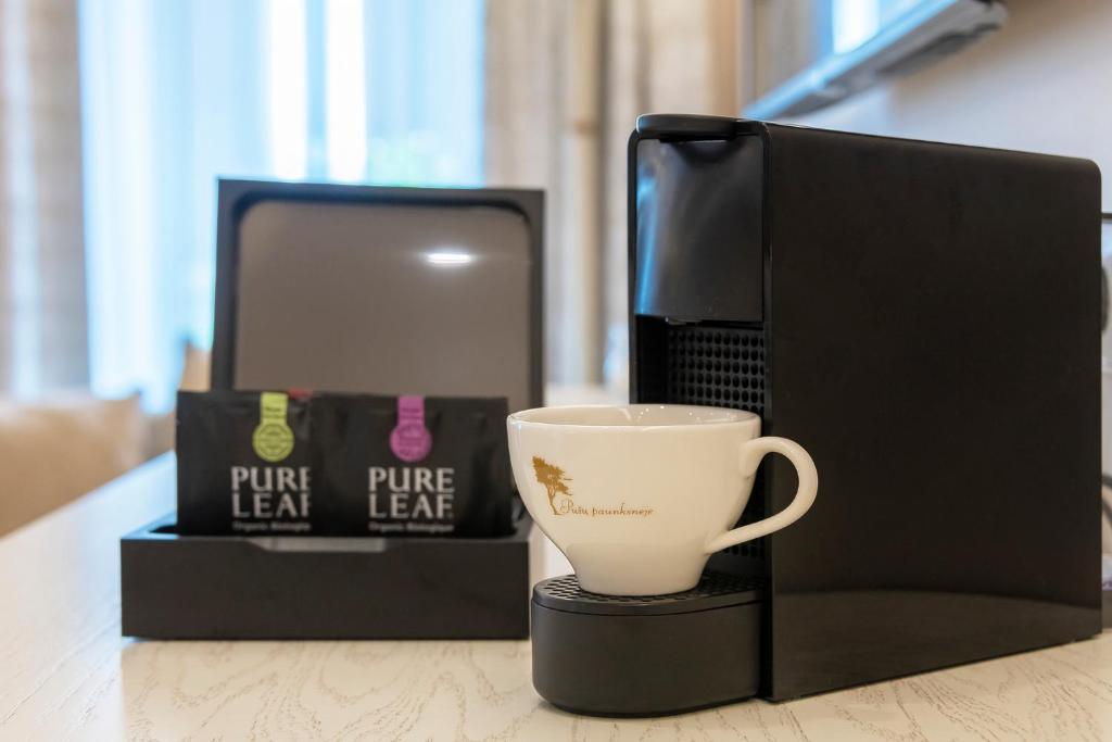 Příslušenství pro přípravu čaje a kávy v ubytování Hotel Pušų paunksnėje