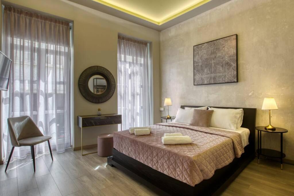 1 dormitorio con 1 cama grande y 1 silla en Plaka Filotheis House B, en Atenas