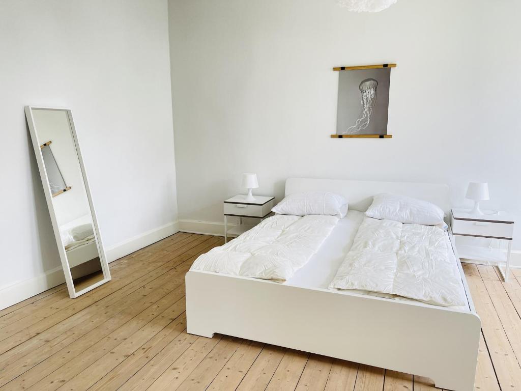Postel nebo postele na pokoji v ubytování aday - City Central Mansion - 1 bedroom apartment with garden