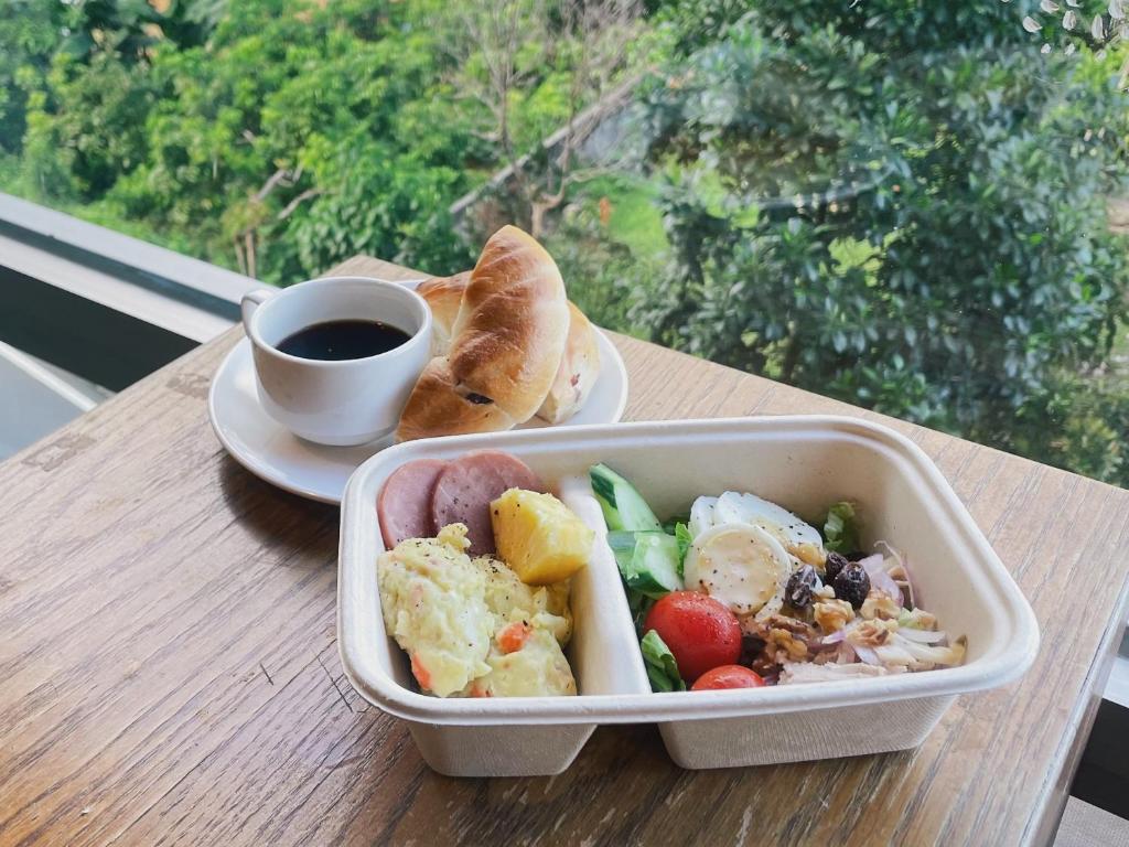 una bandeja de comida y una taza de café sobre una mesa en Liwu Hotel Taroko, en Fushi