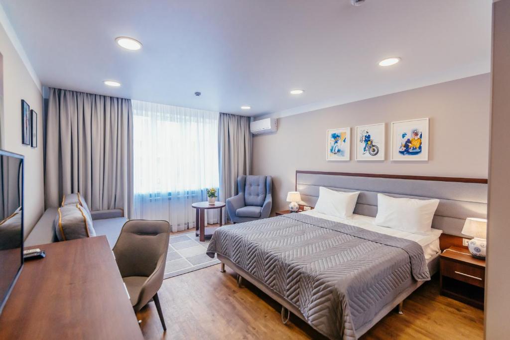 een hotelkamer met een bed en een bureau bij Отель Ле Мон in Stavropol