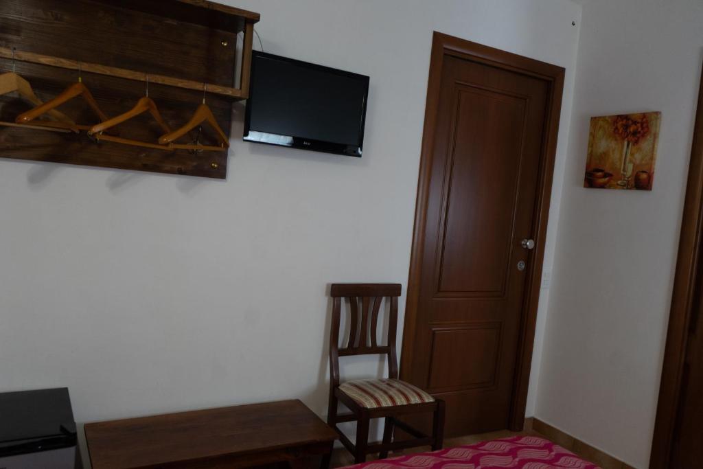 A television and/or entertainment centre at B&B 4 Stagioni