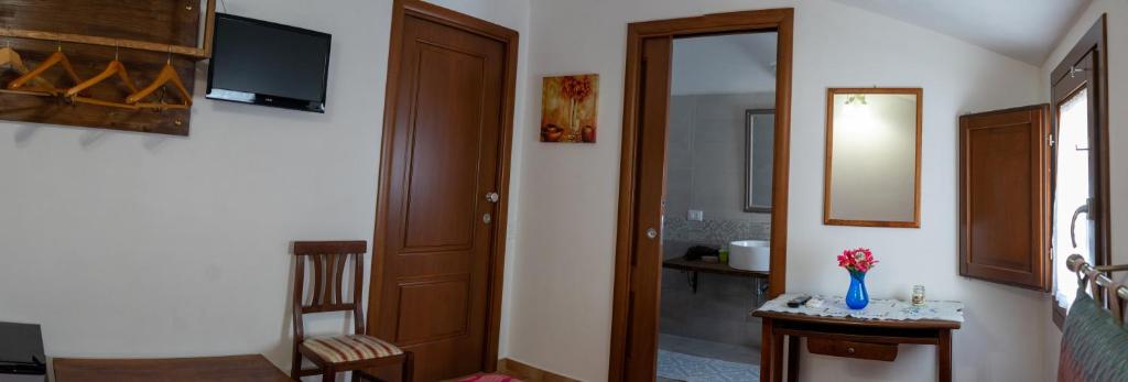 A television and/or entertainment centre at B&B 4 Stagioni