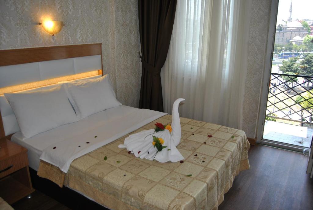 イスタンブールにあるHotel Star Parkのホテルルーム 白鳥のベッド付