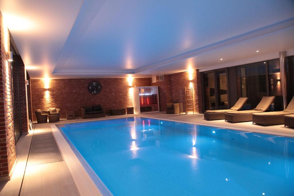 Bazén v ubytování Hotel Callecanes nebo v jeho okolí