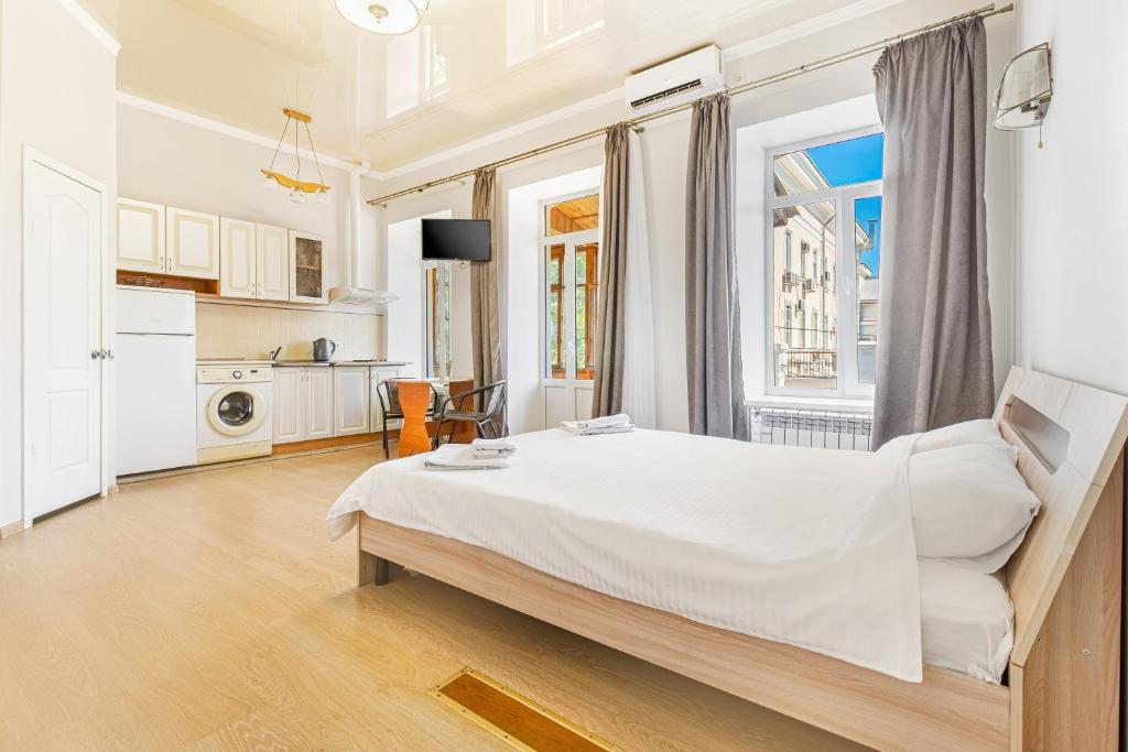 1 dormitorio blanco con 1 cama grande y cocina en Best Apartment in the city centre, en Odessa
