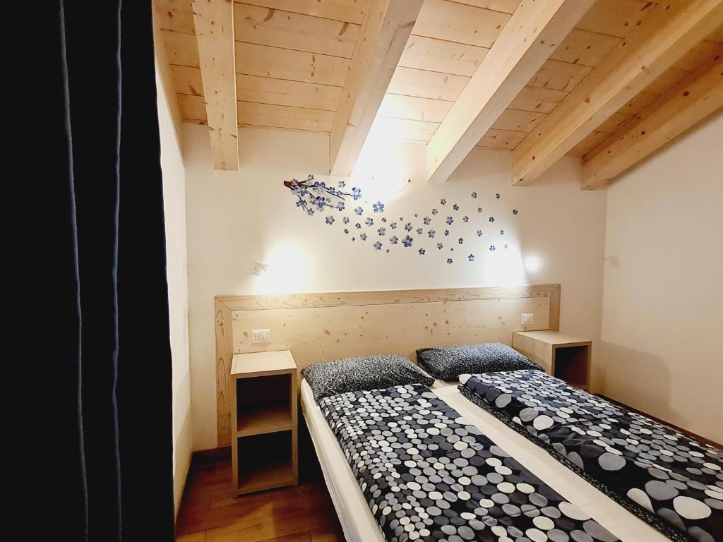 1 dormitorio con 2 camas y una pared con estrellas en Chalet Selva, en Valdidentro