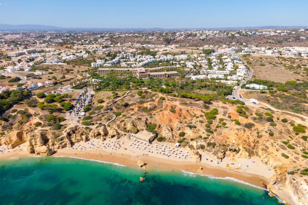 z góry widok na plażę z ośrodkiem w obiekcie NAU Sao Rafael Atlantico w Albufeirze