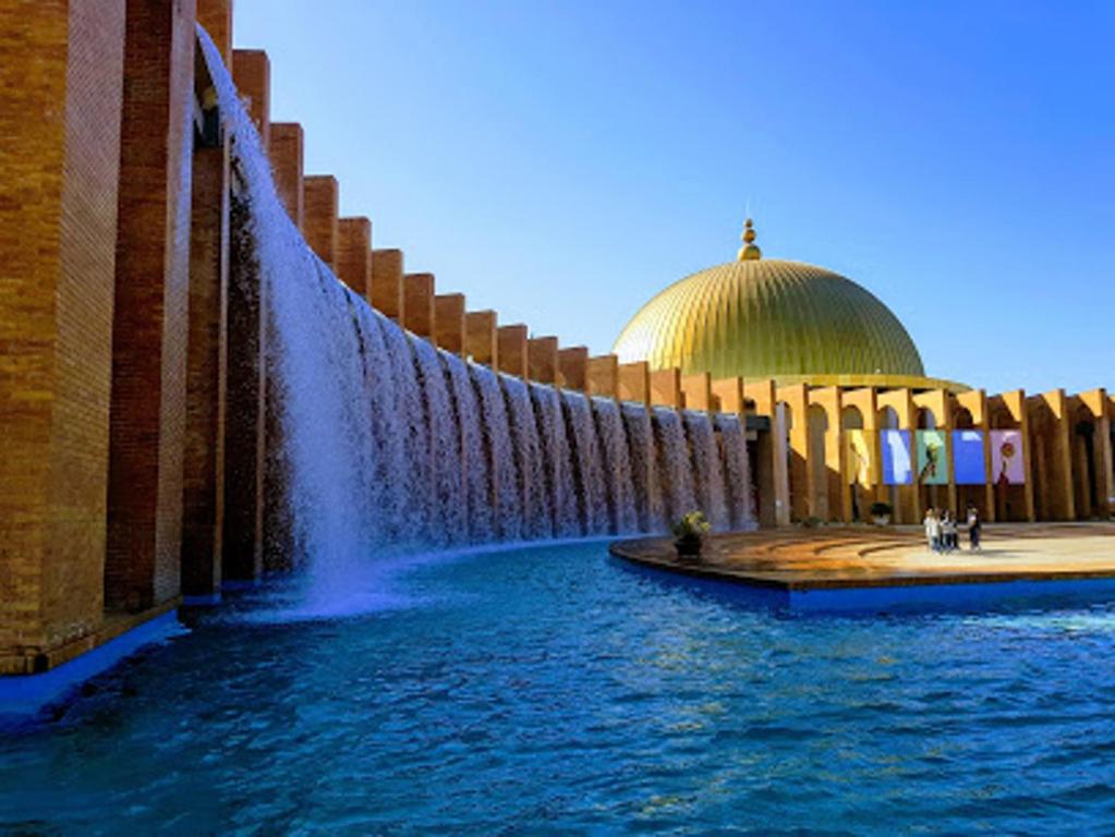 una fontana di fronte a una moschea di Edificio Luxsevilla a Siviglia