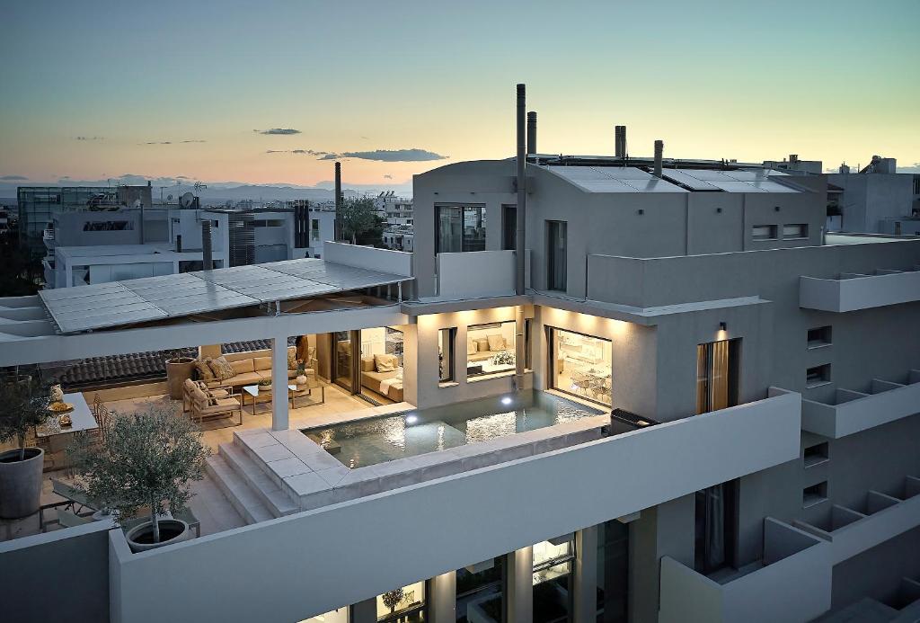 - une vue aérienne sur un bâtiment avec une piscine dans l'établissement Elaia Luxury Apartments Glyfada, à Athènes