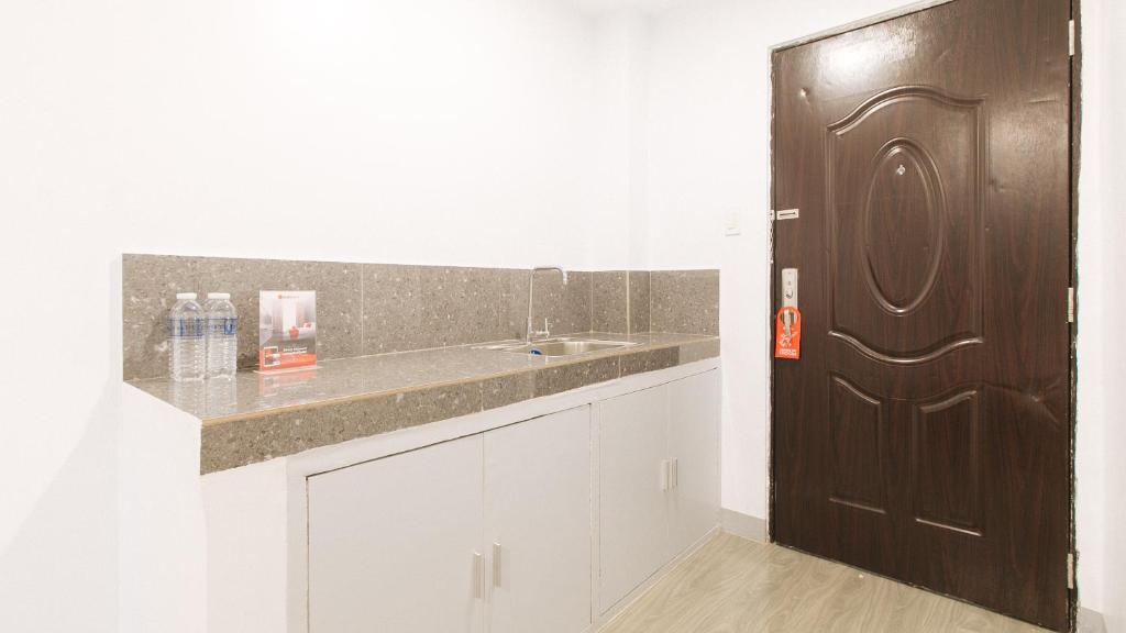Kuchyň nebo kuchyňský kout v ubytování RedDoorz near Zobel Roxas St
