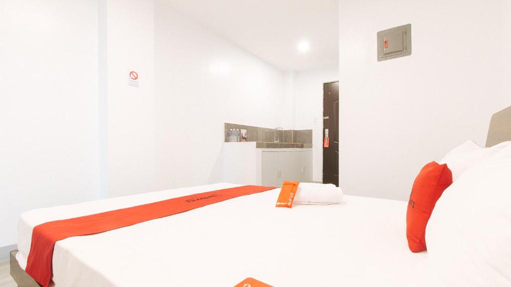 Postel nebo postele na pokoji v ubytování RedDoorz near Zobel Roxas St