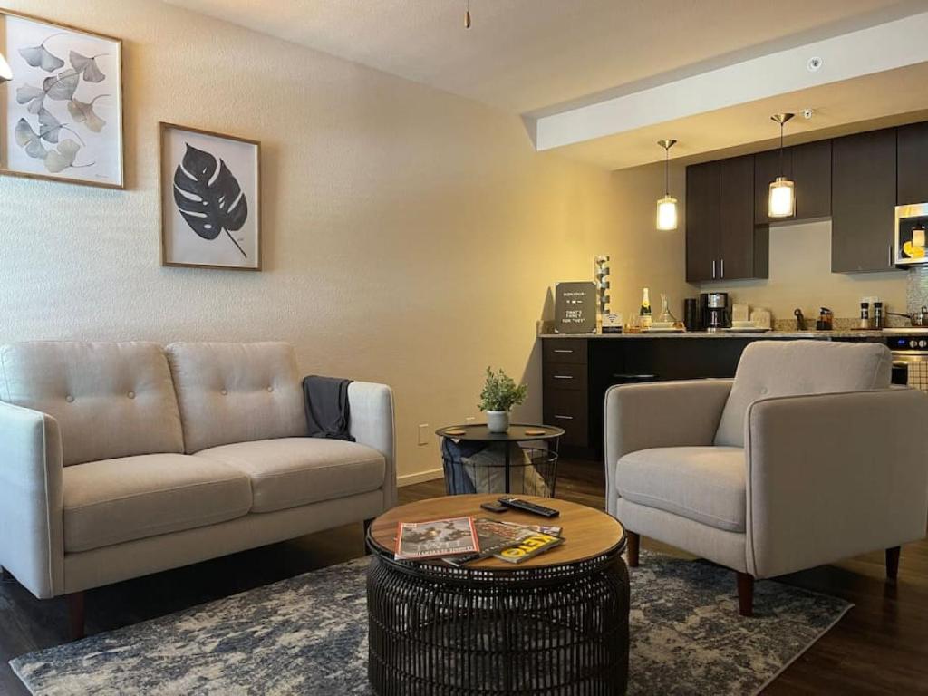 Sala de estar con 2 sofás y mesa en Roe 107 Unit 1 Comfy and Cozy Studio Minutes From Top Golf en Overland Park