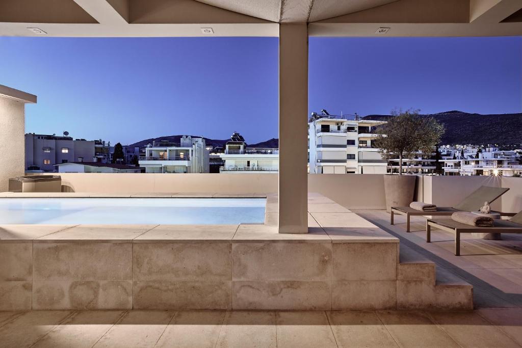 Bazén v ubytovaní Elaia Luxury Apartments Glyfada alebo v jeho blízkosti