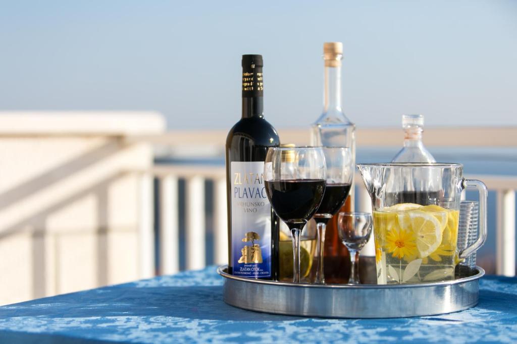 Una botella de vino y dos copas en una mesa. en Charming view old town ap, with free parking, en Dubrovnik