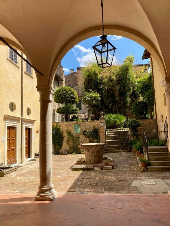 an archway with a fountain in a courtyard at Il cortile in centro in Pesaro