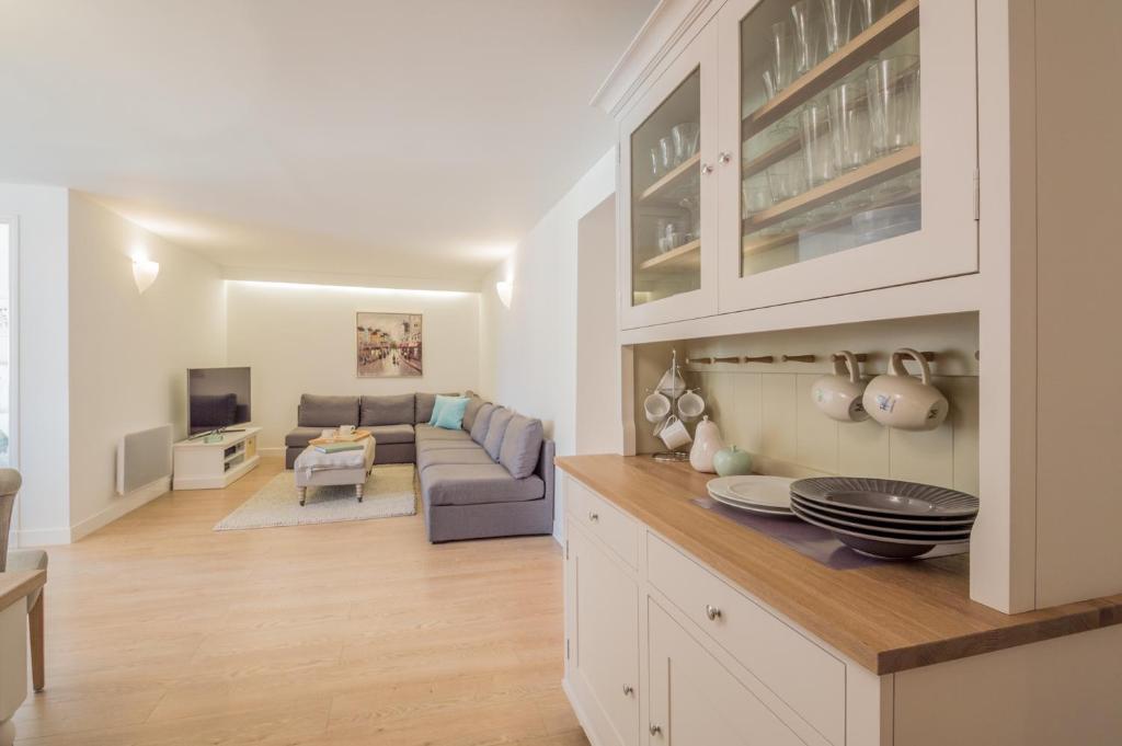 un salon avec un canapé et une table dans l'établissement Sunlight Properties - 