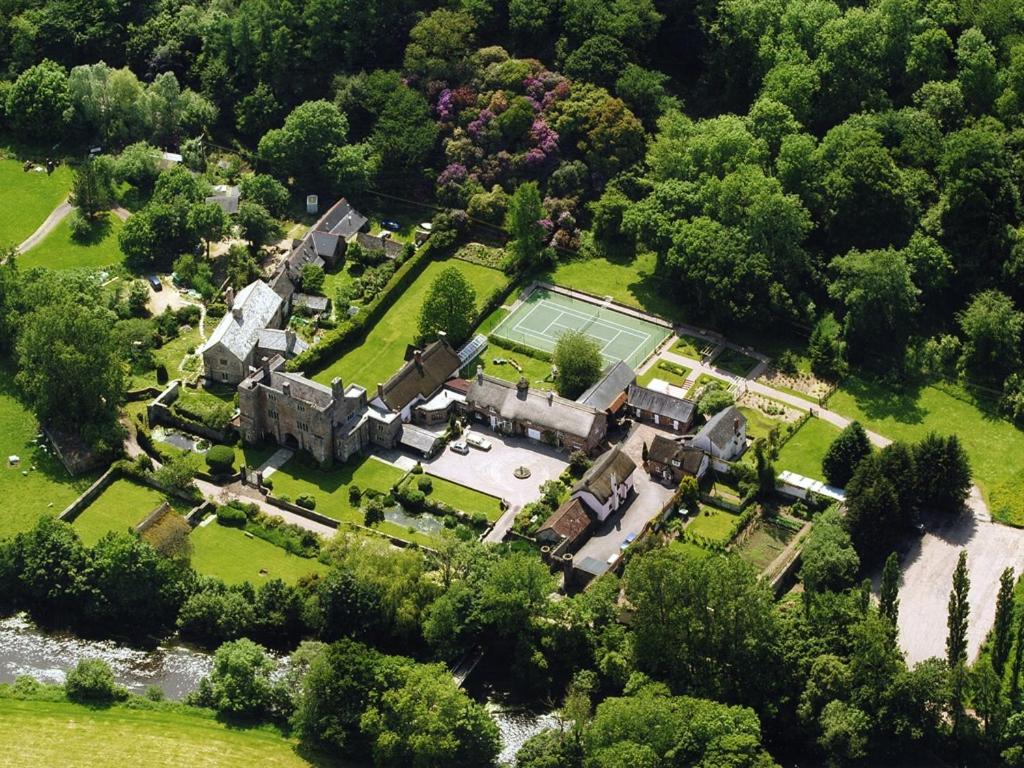 una vista aérea de una finca con pista de tenis en Bickleigh Castle en Tiverton