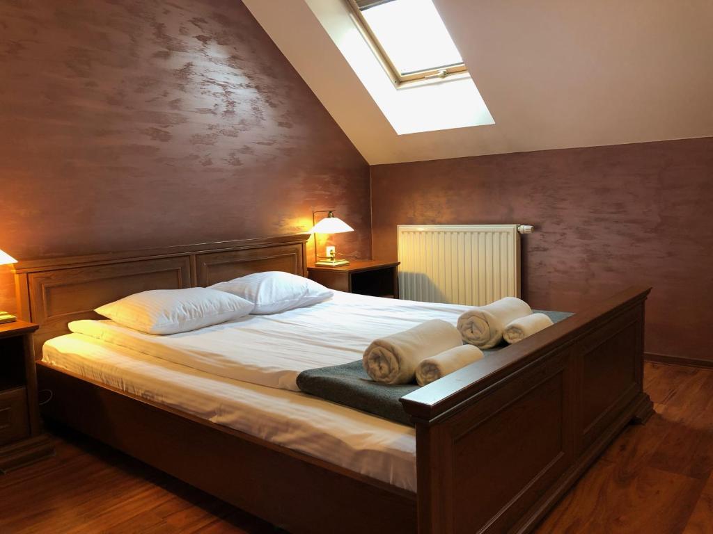 เตียงในห้องที่ Sosnowy Dworek