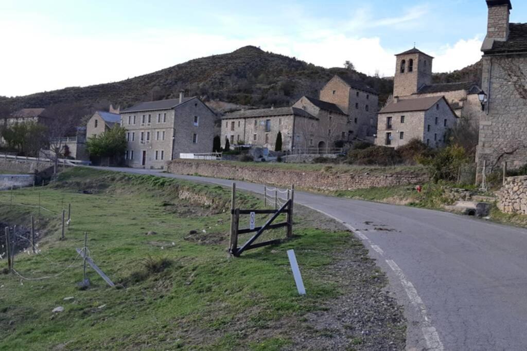 un camino vacío en un pequeño pueblo con casas en Las Estrellas de Laguarta, en Laguarta