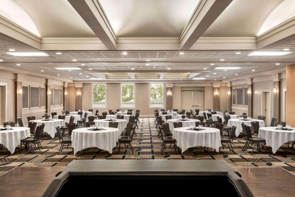 Un restaurant u otro lugar para comer en Royal Hotel Calgary, Trademark Collection by Wyndham