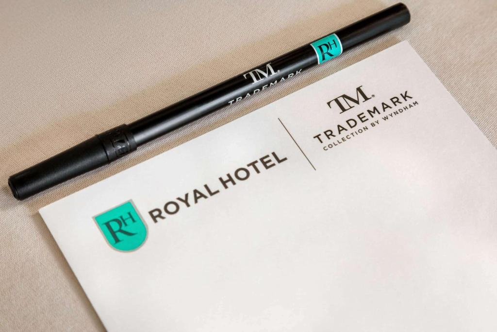 Un certificado, premio, cartel u otro documento en Royal Hotel Calgary, Trademark Collection by Wyndham