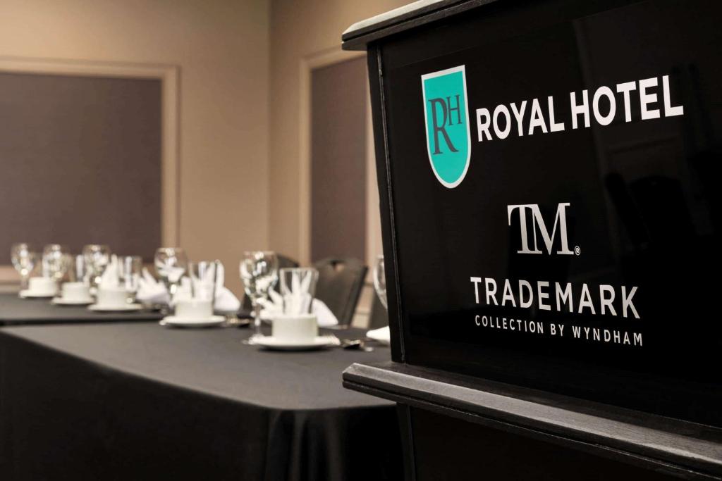 Un certificado, premio, cartel u otro documento en Royal Hotel Calgary, Trademark Collection by Wyndham