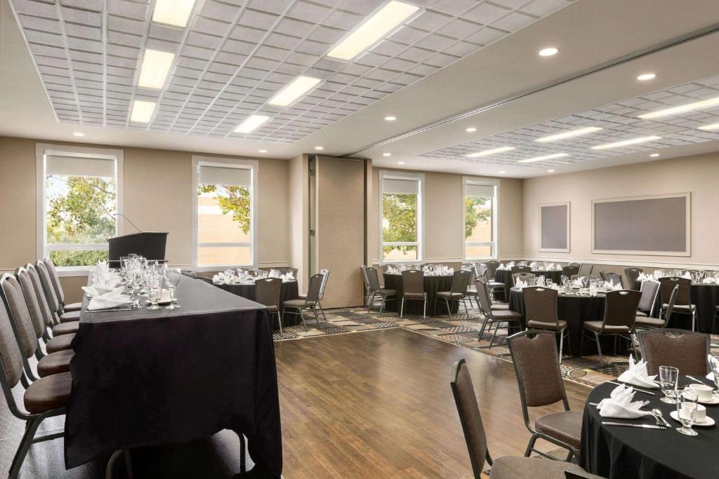 Un restaurant u otro lugar para comer en Royal Hotel Calgary, Trademark Collection by Wyndham
