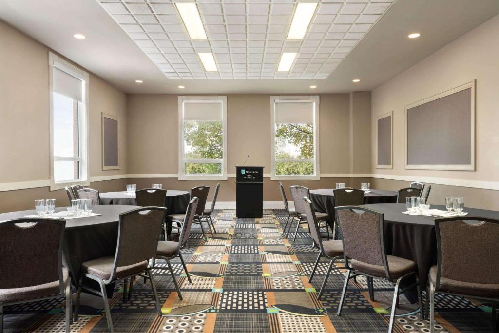 El área de trabajo o centro de convenciones de Royal Hotel Calgary, Trademark Collection by Wyndham