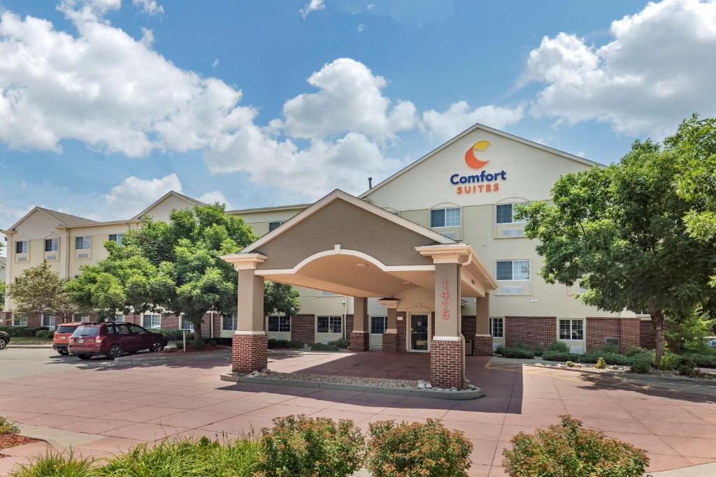a front view of a hotel with a carolina winter at Comfort Suites Fort Collins Near University in Fort Collins