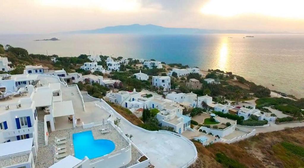 Apricot and Sea Luxury Villas في ميكري فيغلا: اطلالة جوية على مدينة بها مباني بيضاء والمحيط