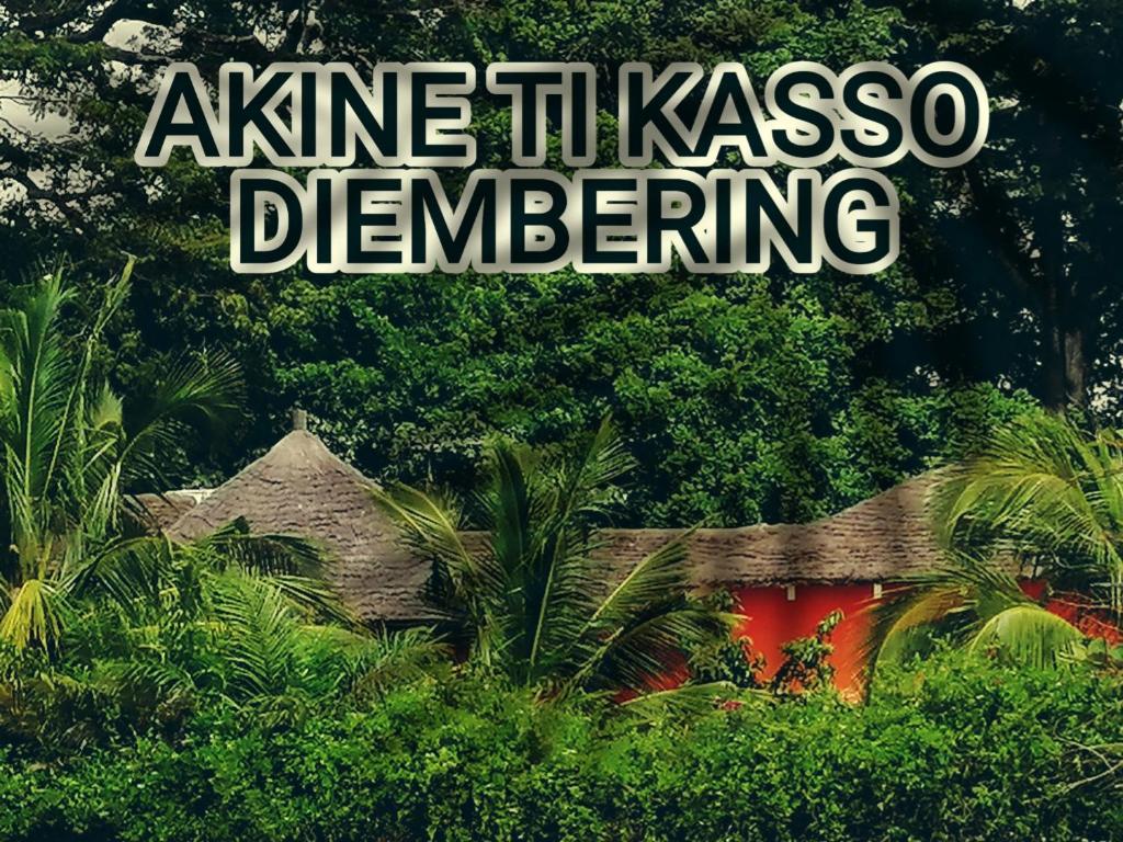 una señal que dice akining tzu zasos deming en AKINE TI KASSO piscine, en Diembéreng