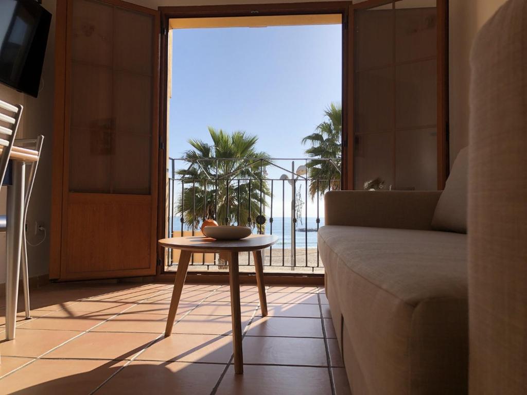 ein Wohnzimmer mit einem Tisch und Meerblick in der Unterkunft AR27-4 Impresionantes vistas al mar. in Villajoyosa