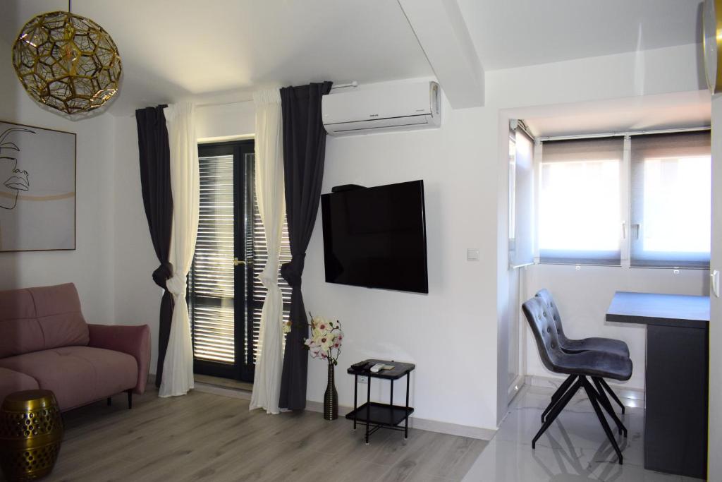 TV a/nebo společenská místnost v ubytování Apartmani Lavin