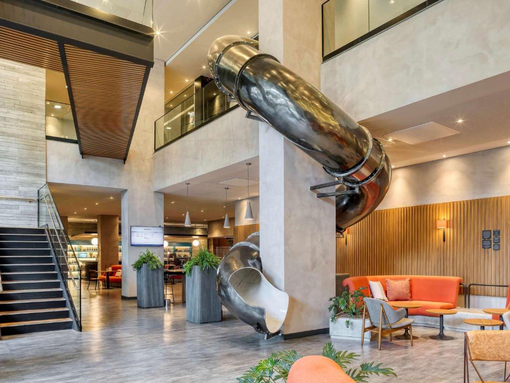 a large metal object in the lobby of a building at Novotel BH Savassi in Belo Horizonte