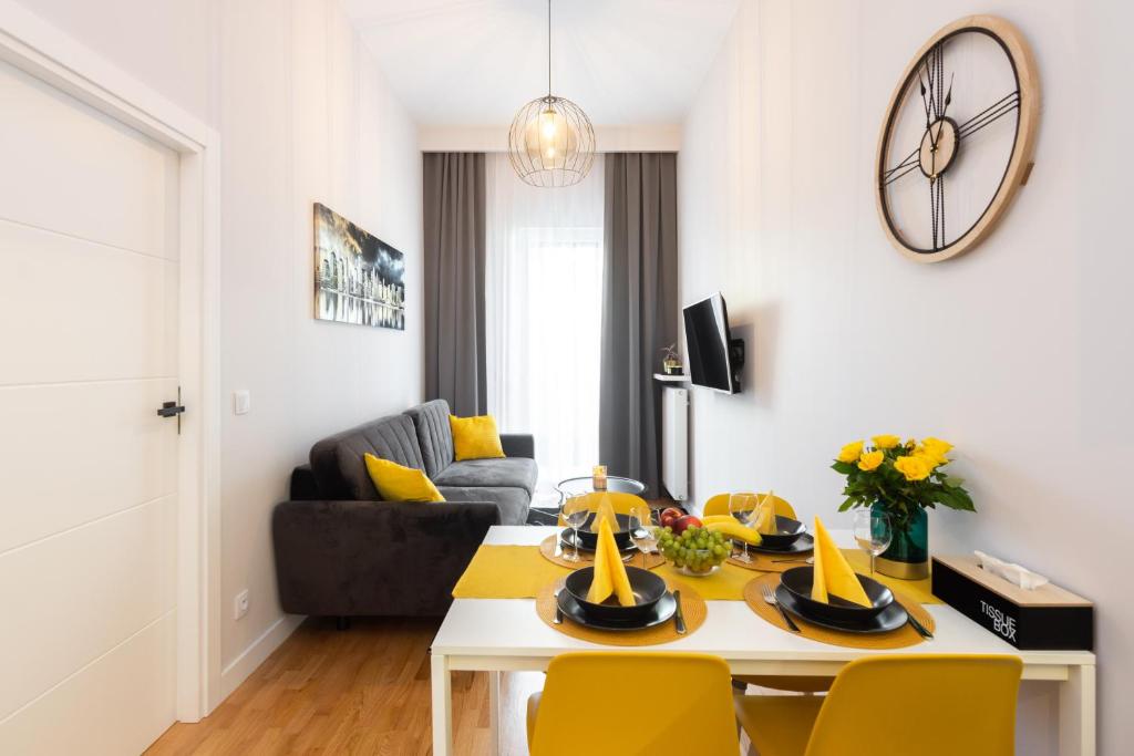 Millennium Express Lemon في وارسو: غرفة معيشة مع طاولة وكراسي صفراء