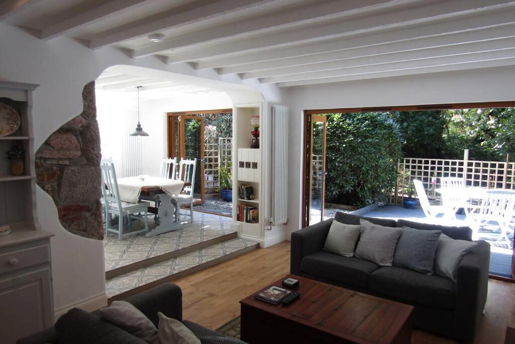 A seating area at Lovely Spacious Cottage Near The Coast