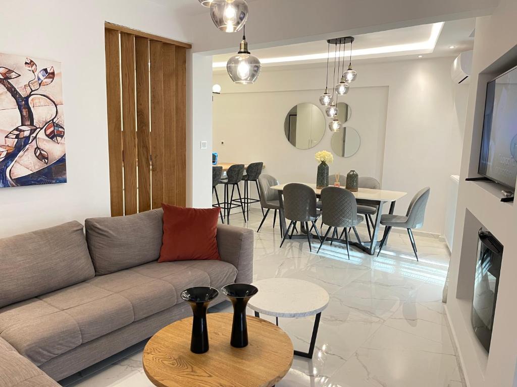 - un salon avec un canapé et une salle à manger dans l'établissement Forumland Modern Cozy in Kalamaria 90sqm apartment 2 beds, à Thessalonique