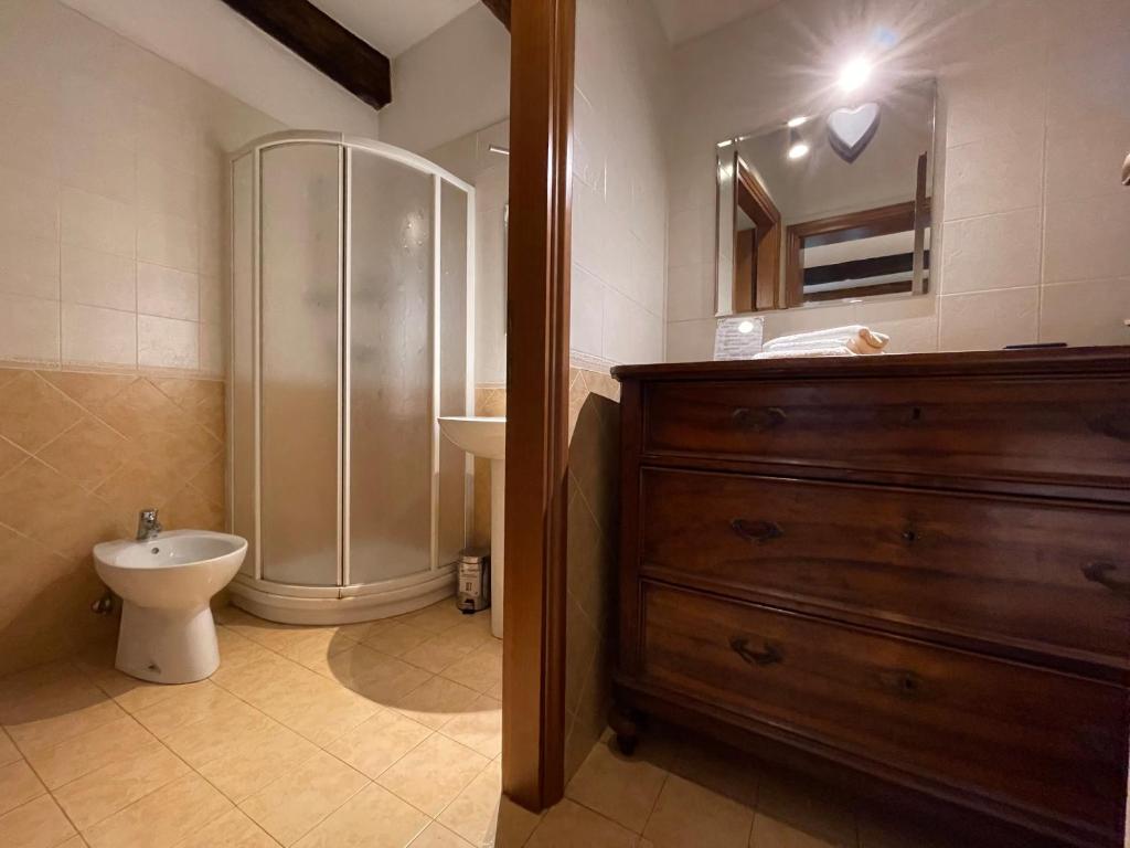 een badkamer met een douche, een toilet en een wastafel bij La casa degli zii in Ferrara
