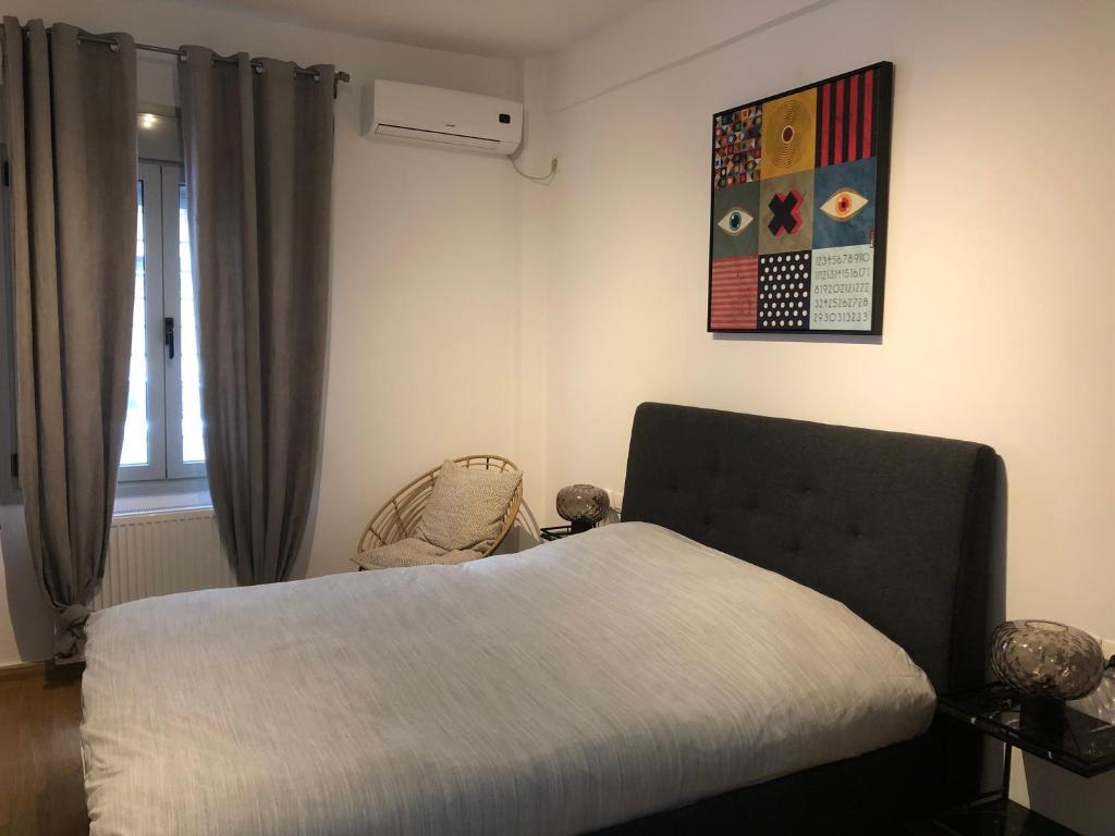 Postel nebo postele na pokoji v ubytování Exarcheia House