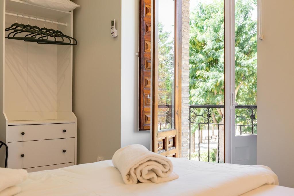 A bed or beds in a room at ToledoRooms VistaPark - Suites