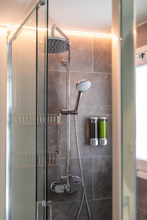 A bathroom at ToledoRooms VistaPark - Suites