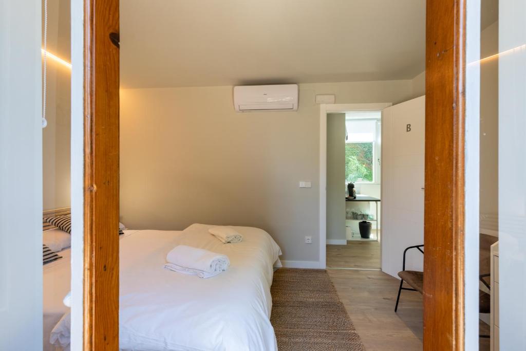 A bed or beds in a room at ToledoRooms VistaPark - Suites