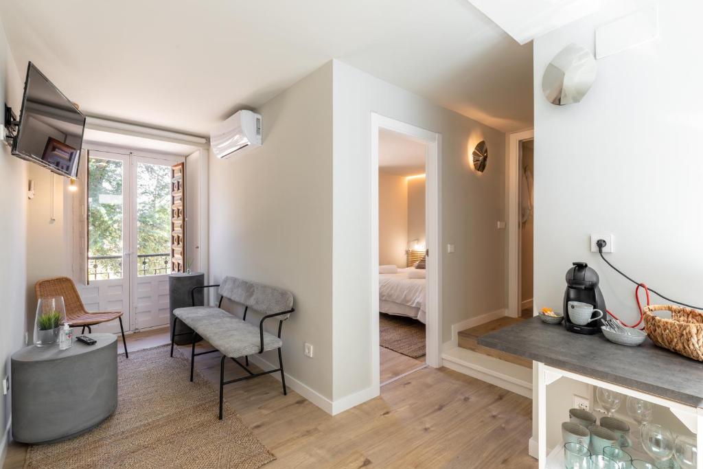 A television and/or entertainment centre at ToledoRooms VistaPark - Suites