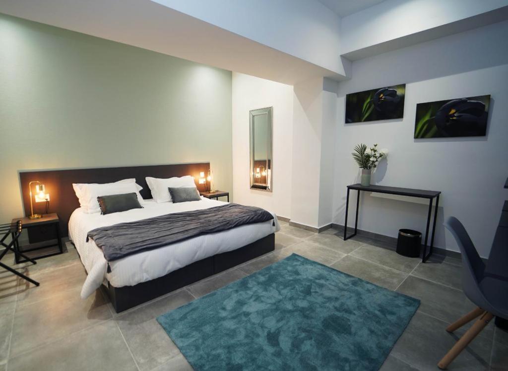 Un dormitorio con una cama grande y una alfombra azul en Guest House Capital Inn en La Valeta